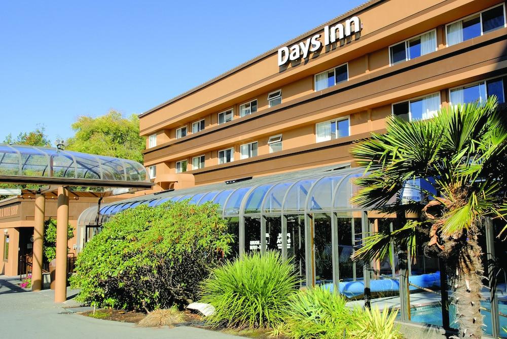 Days Inn By Wyndham Victoria On The Harbour Exterior foto